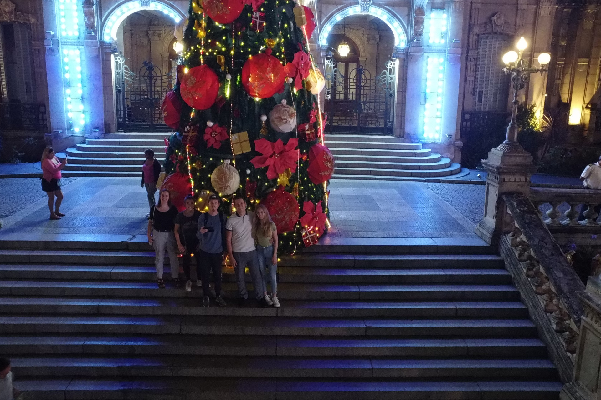 Studierende vor dem geschmückten Weihnachtsbaum in Argentinien
