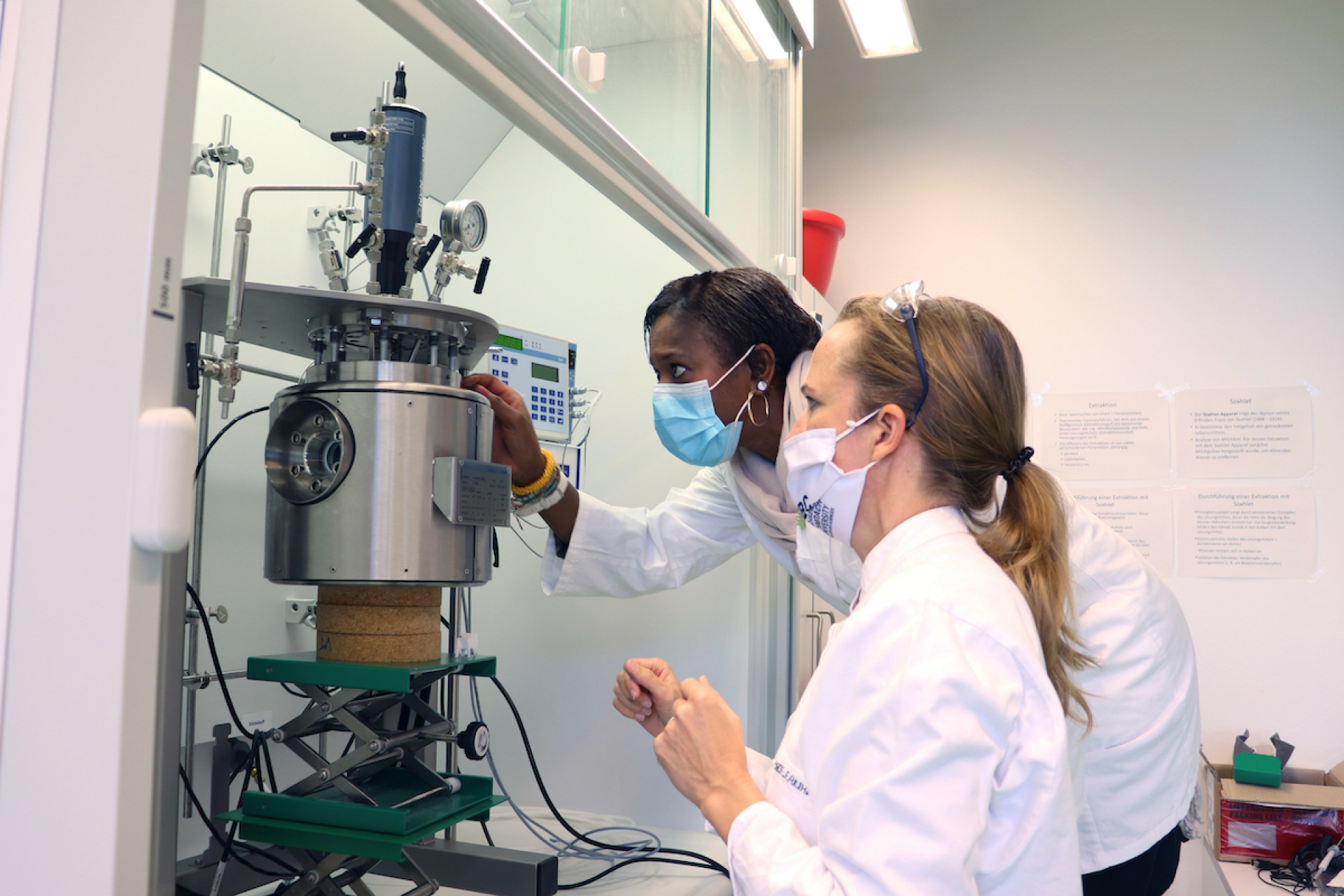 InnoSÜD-Teilprojekt nimmt neuen Hochdruckreaktor an der Hochschule Biberach in Betrieb