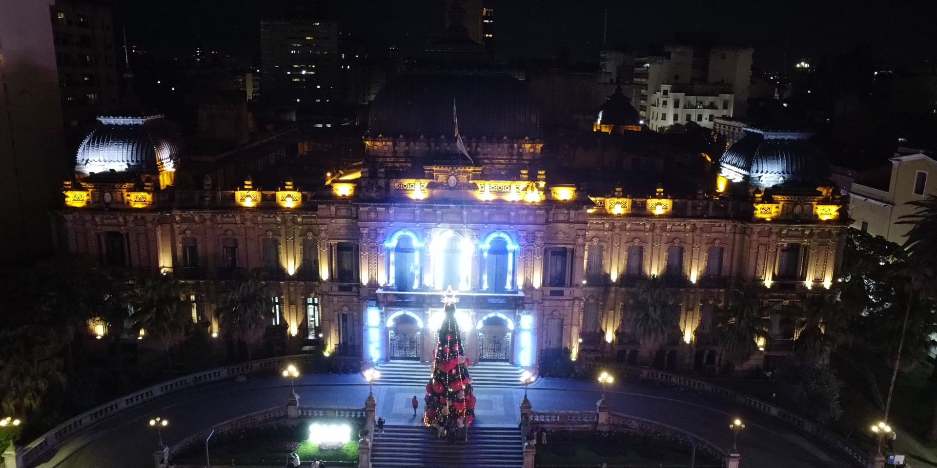Drohnenaufnahme von großem Weihnachtsbaum in Argentinien