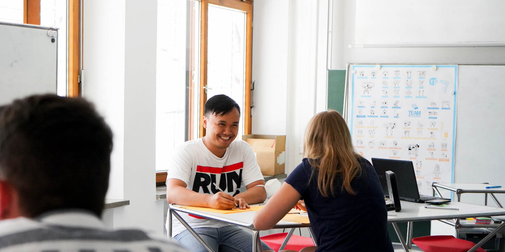 Studierende bei Gruppenarbeit an einem Tisch