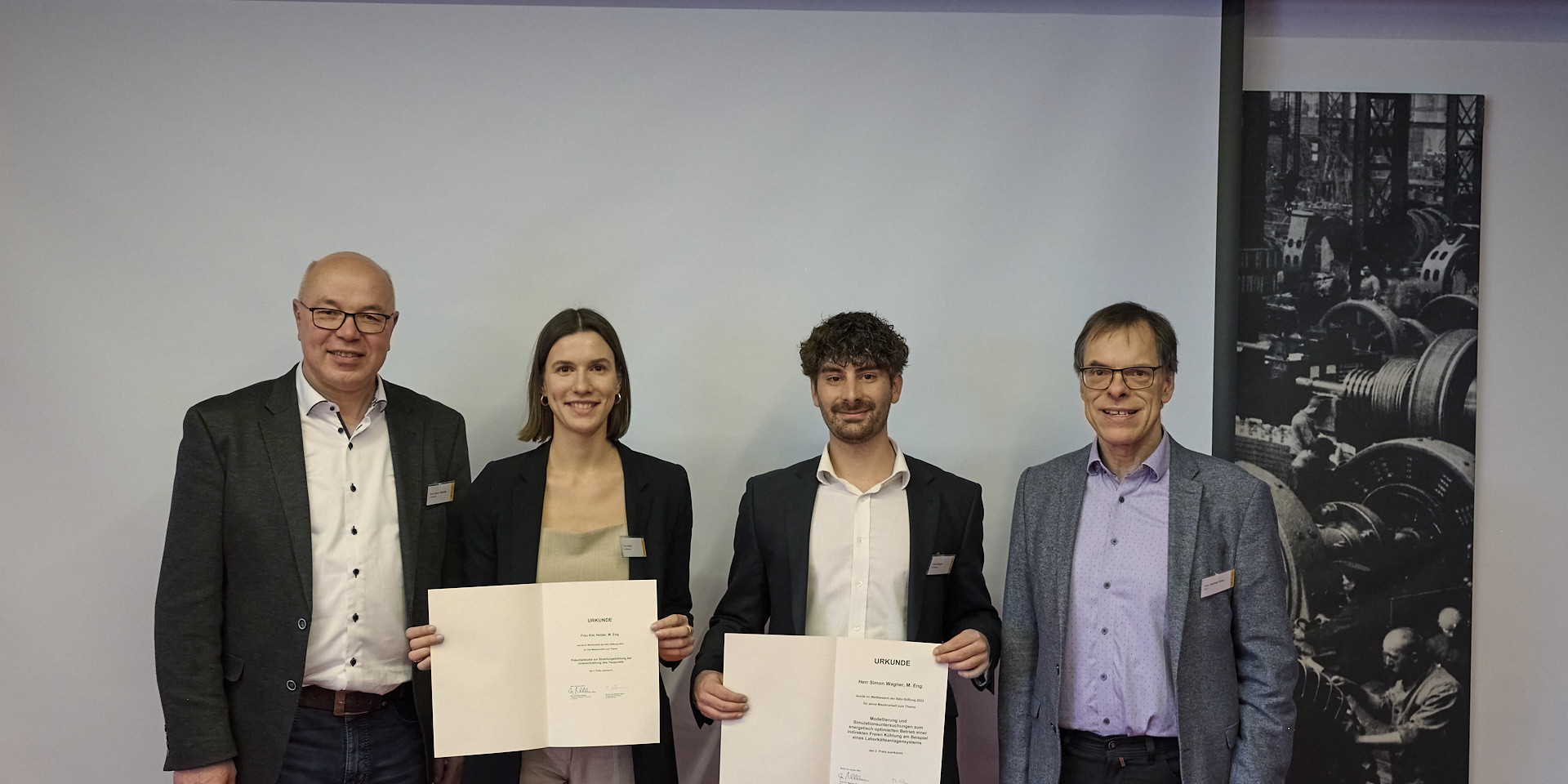 Vier Personen bei Urkunden-Verleihung des Baelz-Preises