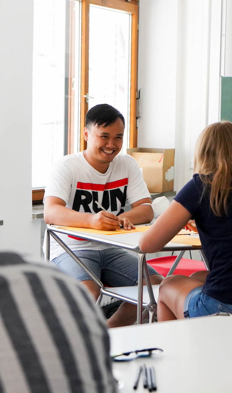 Studierende bei Gruppenarbeit an einem Tisch
