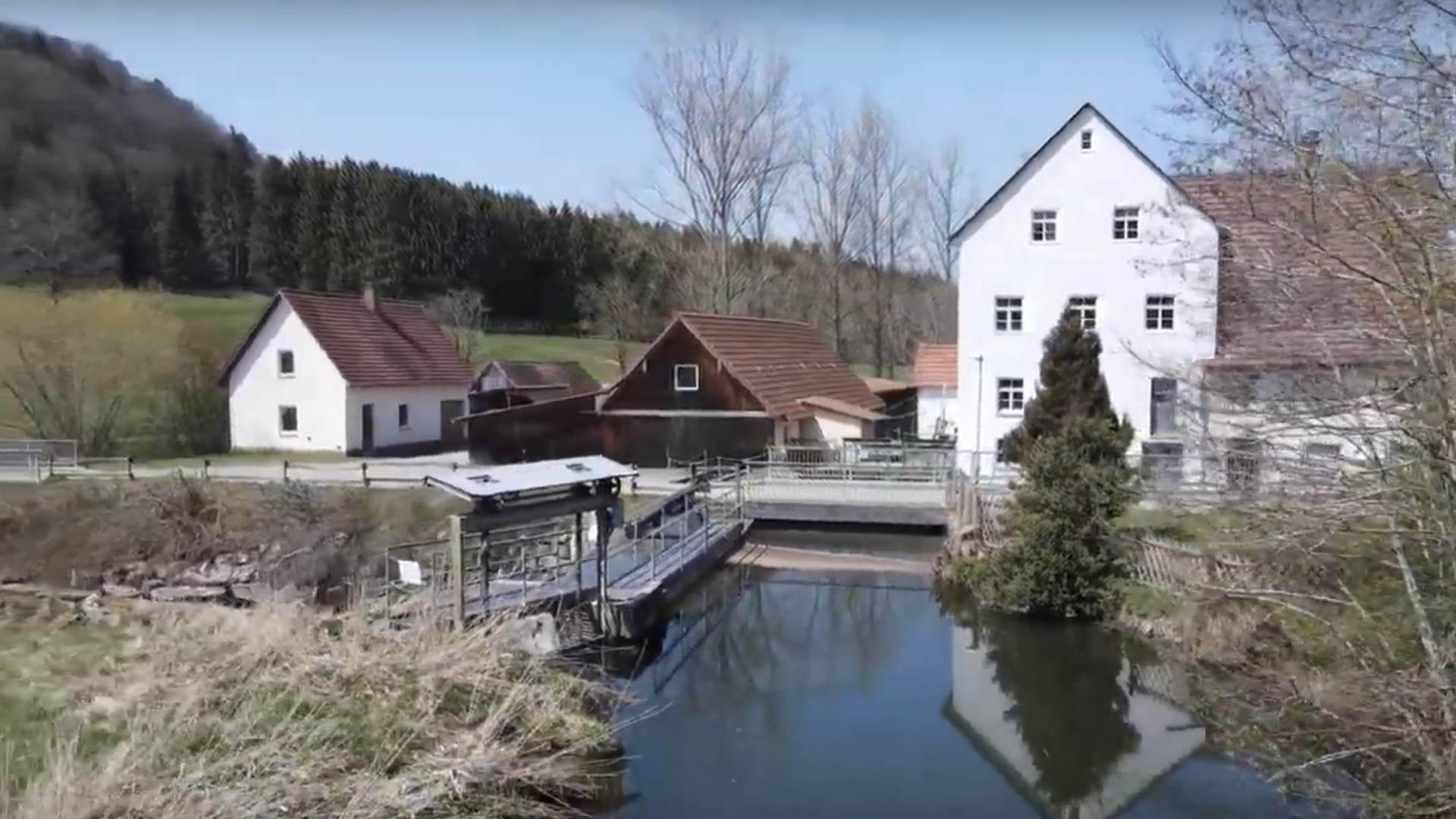 Drohnenflug über die Feldlabore der Hochschule Biberach: Kleinwasserkraftanlage Ummendorf-Fischbach