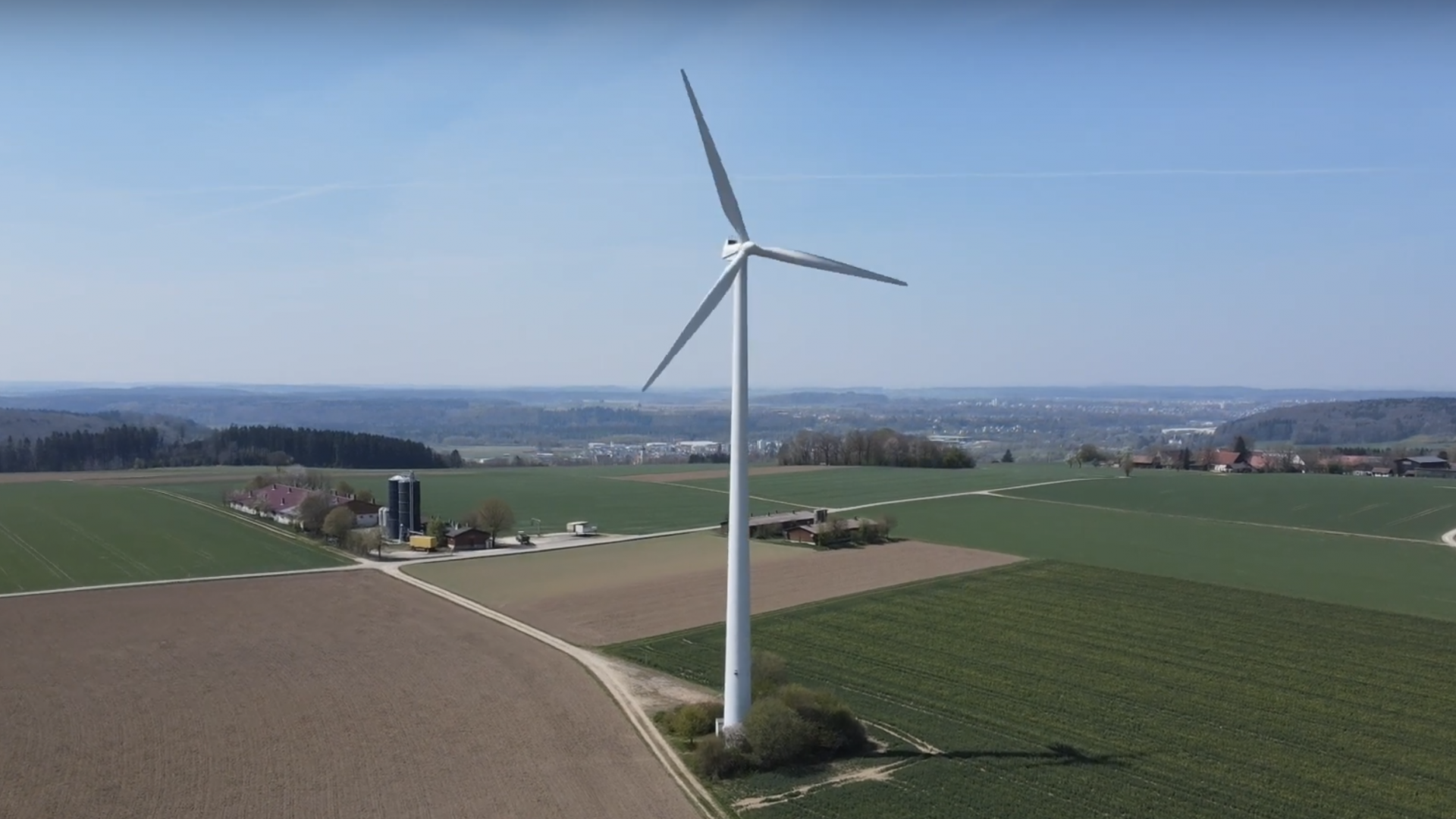 Drohnenflug über die Feldlabore der Hochschule Biberach: Windkraftanlage in Ummendorf